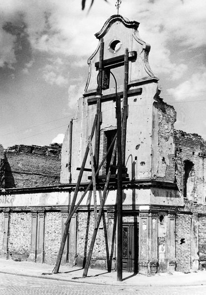 Plik:Ruina domu przy ul. Korzennej 36, po 1945.JPG