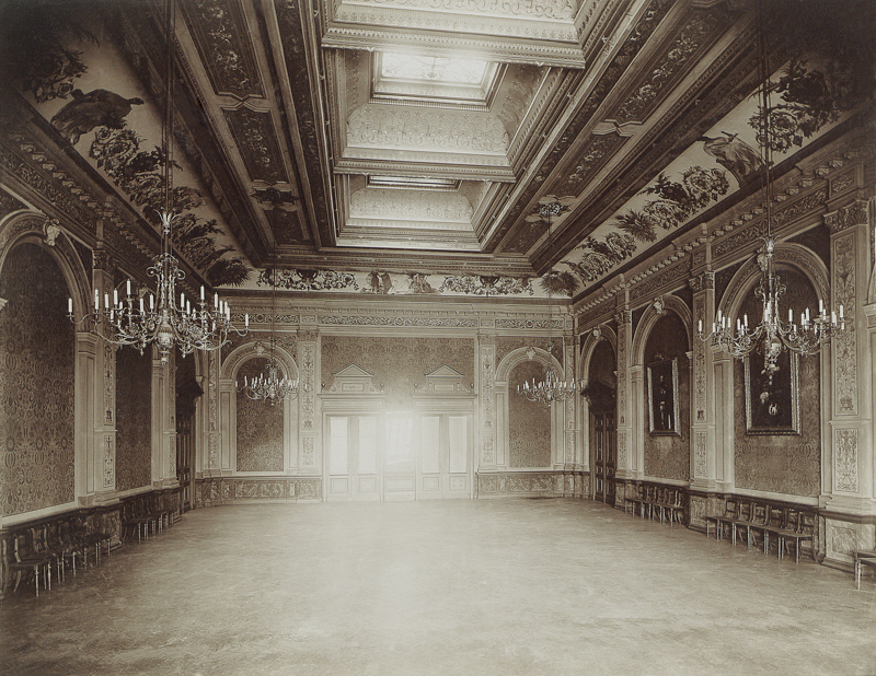 Plik:Sala balowa w siedzibie loży Eugenia pod Ukoronowanym Lwem, 1900.JPG
