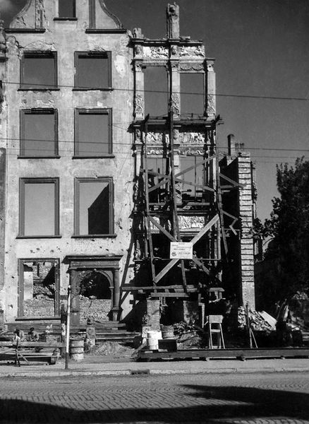 Plik:Zrujnowana fasada Złotej Kamieniczki, około 1950.jpg