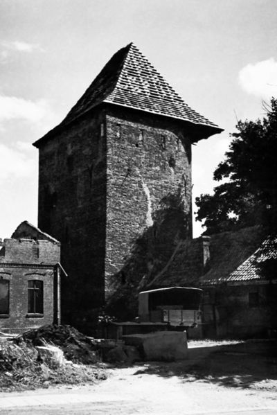 Plik:Baszta pod Zrębem na fotografii Jana Bułhaka, 1945.jpg