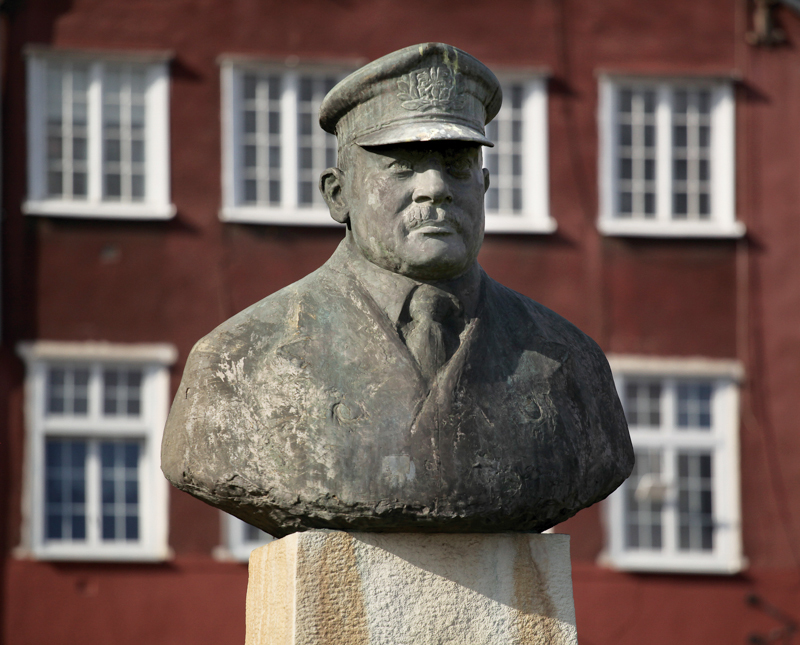 Plik:Pomnik Tadeusza Ziółkowskiego na Targu Rybnym, proj. Stanisław Szwechowicz.JPG