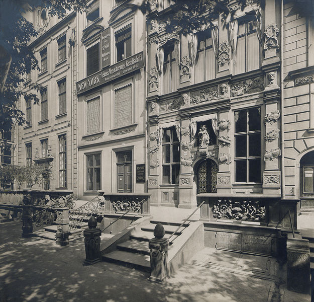 Plik:Przedproże Złotej Kamieniczki, 1920–1930.jpg