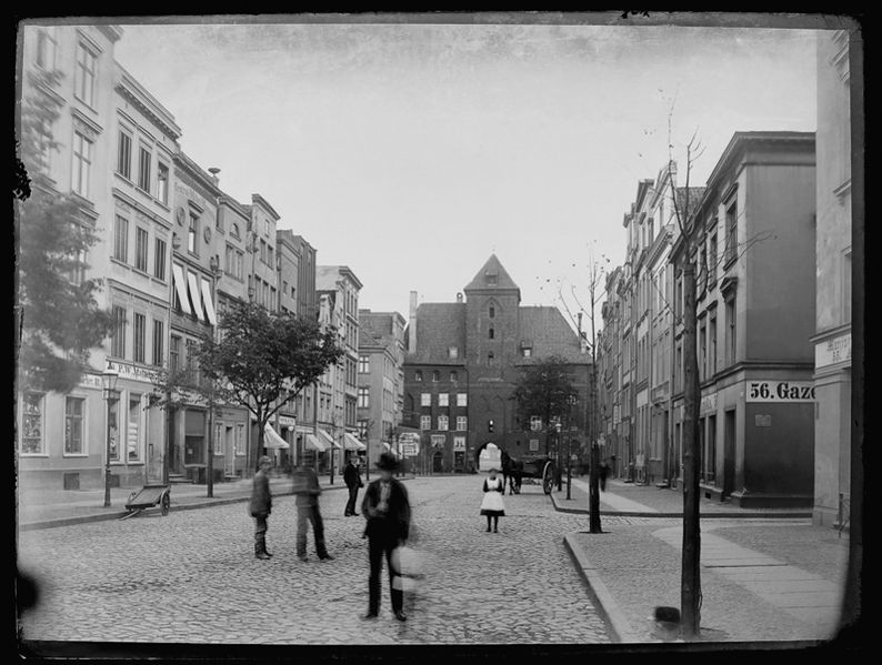 Plik:Ulica Szeroka, widok od strony zachodniej, początek XX wieku.JPG