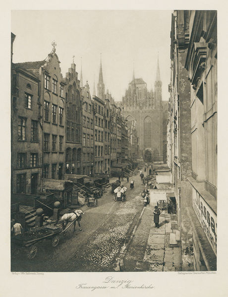 Plik:Ulica Mariacka, widok w stronę kościoła Wniebowzięcia Najświętszej Marii Panny, około 1905.JPG