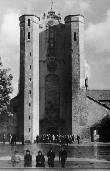 Plik:Kościół Trójcy Świętej, około 1953.jpg