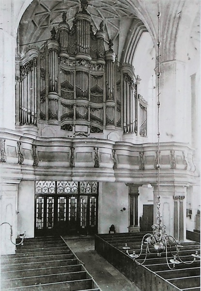 Plik:Wnętrze kościoła św. Piotra i Pawła, początek XX wieku.JPG