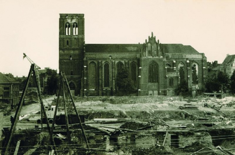 Plik:Kościół św. Jana po 1945.jpg
