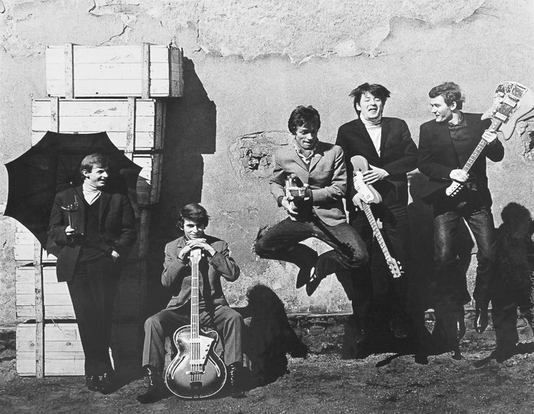 Plik:Czerwone Gitary, od lewej - Jerzy Skrzypczyk, Seweryn Krajewski, Jerzy Kossela, Krzysztof Klenczon, Bernard Dornowski, 1966.JPG