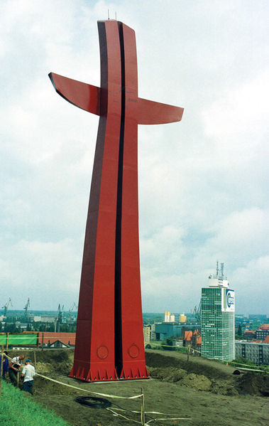 Plik:Krzyż Milenijny wzniesiony na szczycie Góry Gradowej w 2000 roku, proj. Jacek Łuczak.JPG