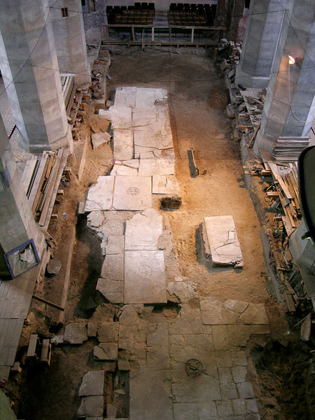 Plik:Kamienne płyty nagrobne w kościele św. Jana.JPG
