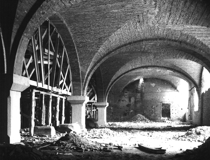 Plik:Wielka Zbrojownia, parter przęsła wschodniego po rekonstrukcji filarów i sklepień, 1949.JPG