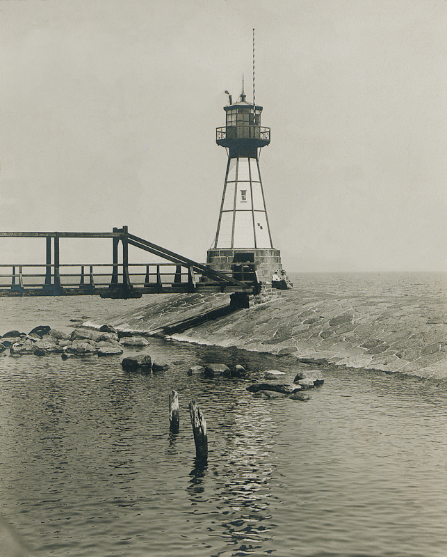 Plik:Latarnia morska z 1843 roku na falochronie na Westerplatte, 1910.JPG