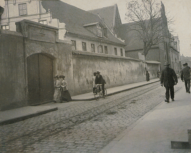Plik:Dom Dziecka i Sierot przy ul Garncarskiej 1914.JPG