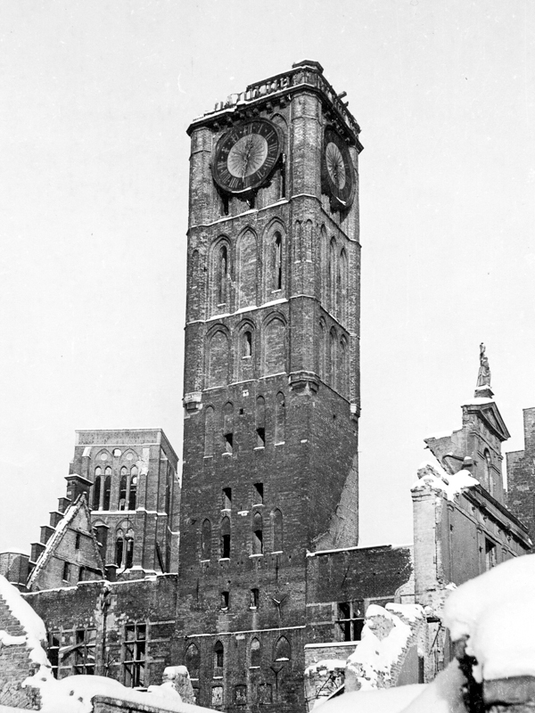 Plik:Ratusz Głównego Miasta po zniszczeniach wojennych, widok od strony południowo-wschodniej, 1947.JPG
