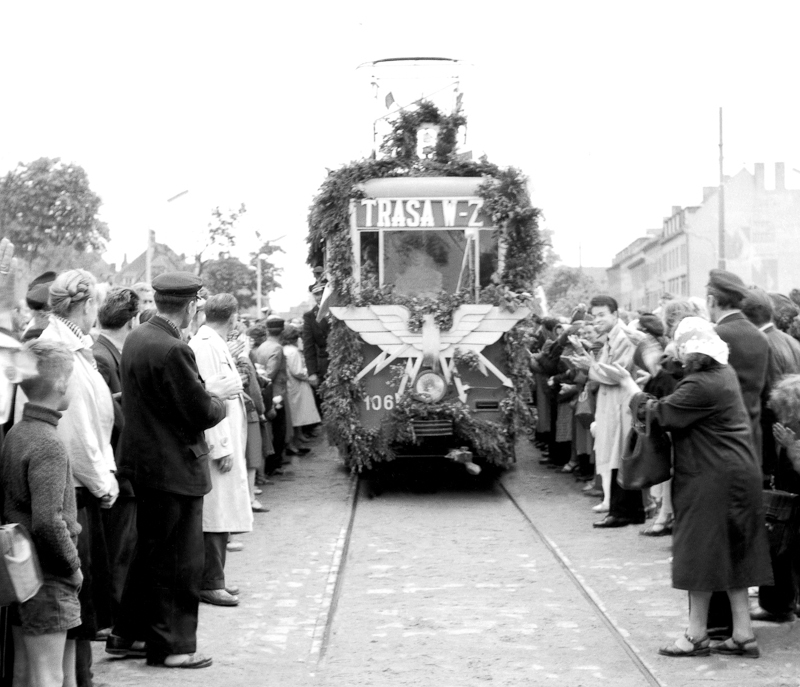 Plik:Otwarcie nowej trasy tramwajowej W-Z z Podwala Przedmiejskiego w kierunku Stogów i ul. Łąkowej, 1959.JPG