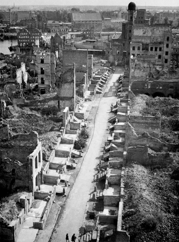Plik:Ulica Mariacka po bombardowaniu Gdańska, po 1950.JPG