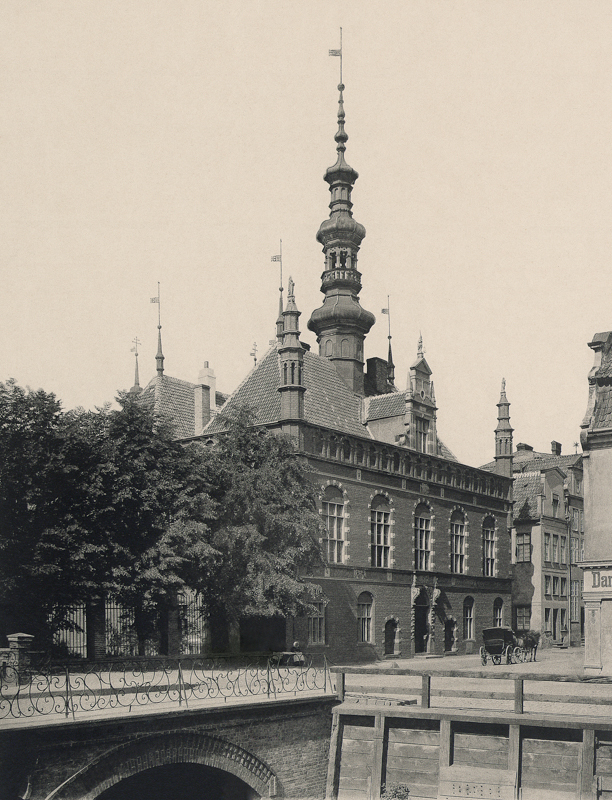 Plik:Ratusz Starego Miasta, widok od strony południowo-wschodniej, 1889.JPG