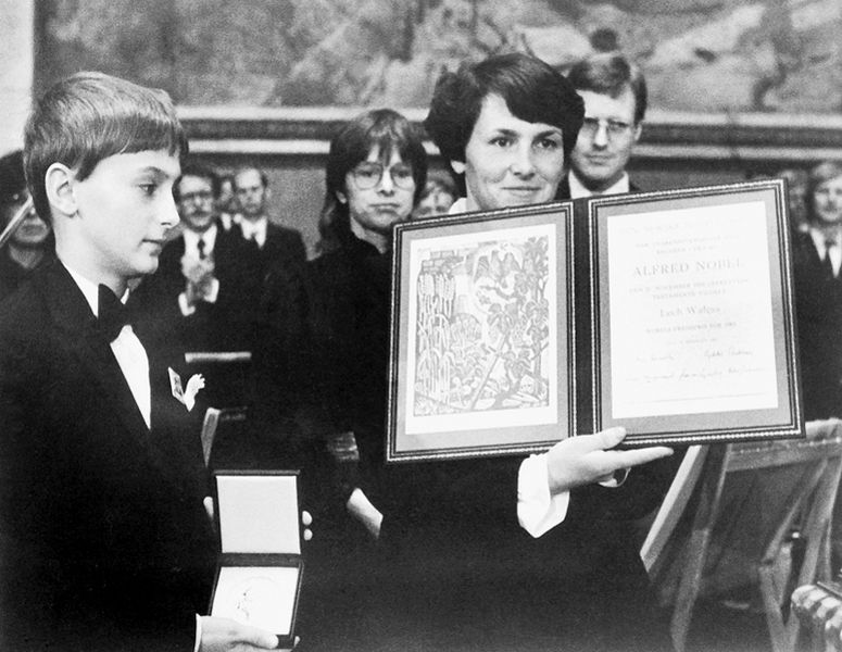 Plik:Danuta Wałęsa z synem Bogdanem odbierają przyznaną Lechowi Wałęsie pokojową Nagrodę Nobla, 1983.JPG