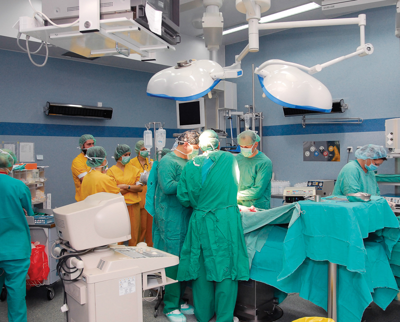 Plik:Lekarze i pielęgniarki przy stole operacyjnym w Uniwersyteckim Centrum Klinicznym.JPG
