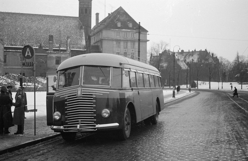 Plik:Autobusy 1948.jpg